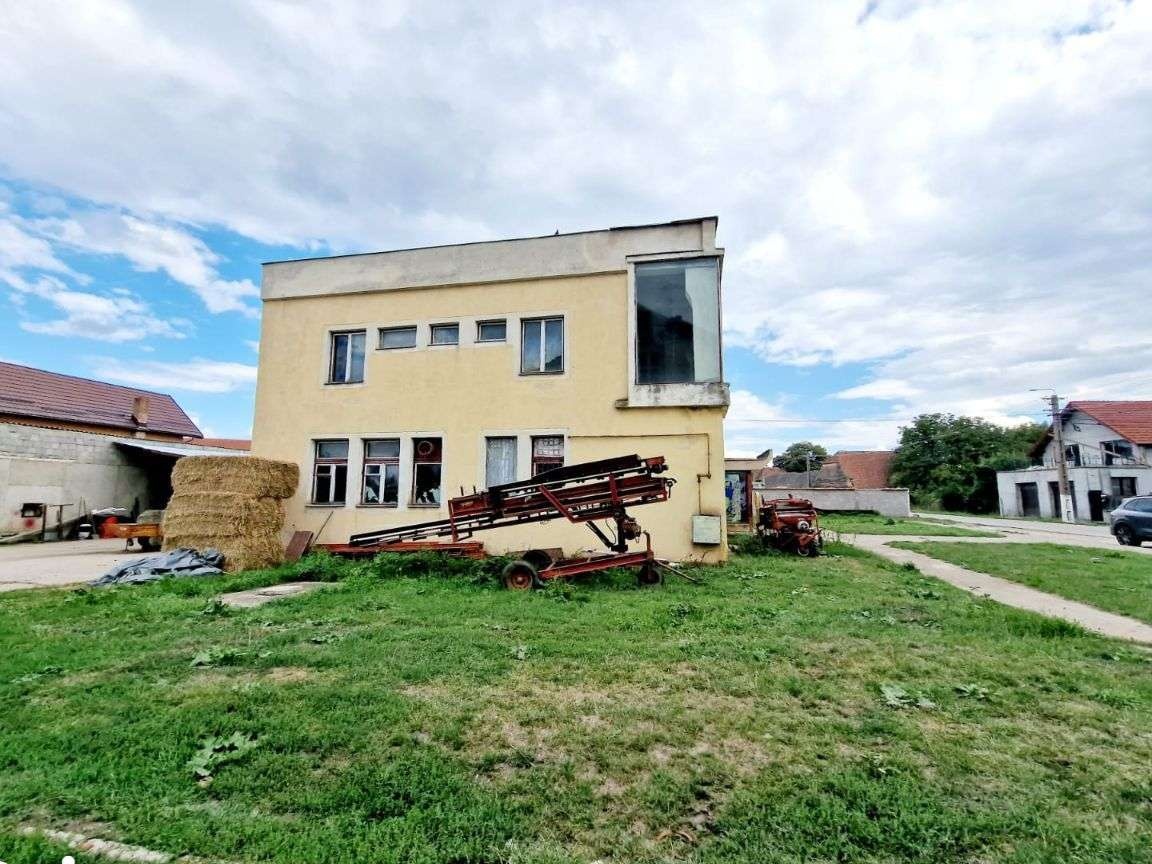 Oportunitate investitie, fosta cantina cu teren in Halchiu