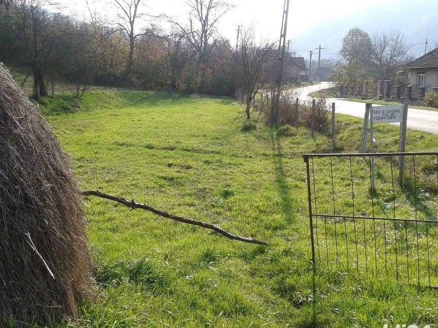 Pamint intravilan la strada principala