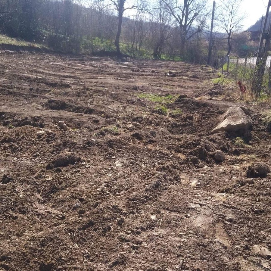 Pamint intravilan la strada principala