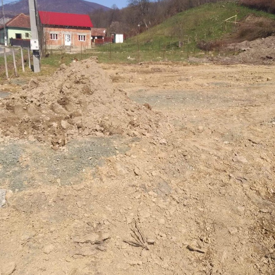 Pamint intravilan la strada principala