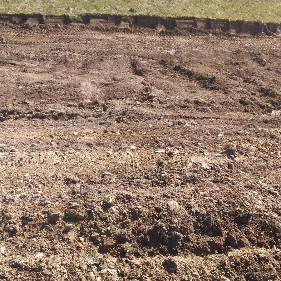 Pamint intravilan la strada principala
