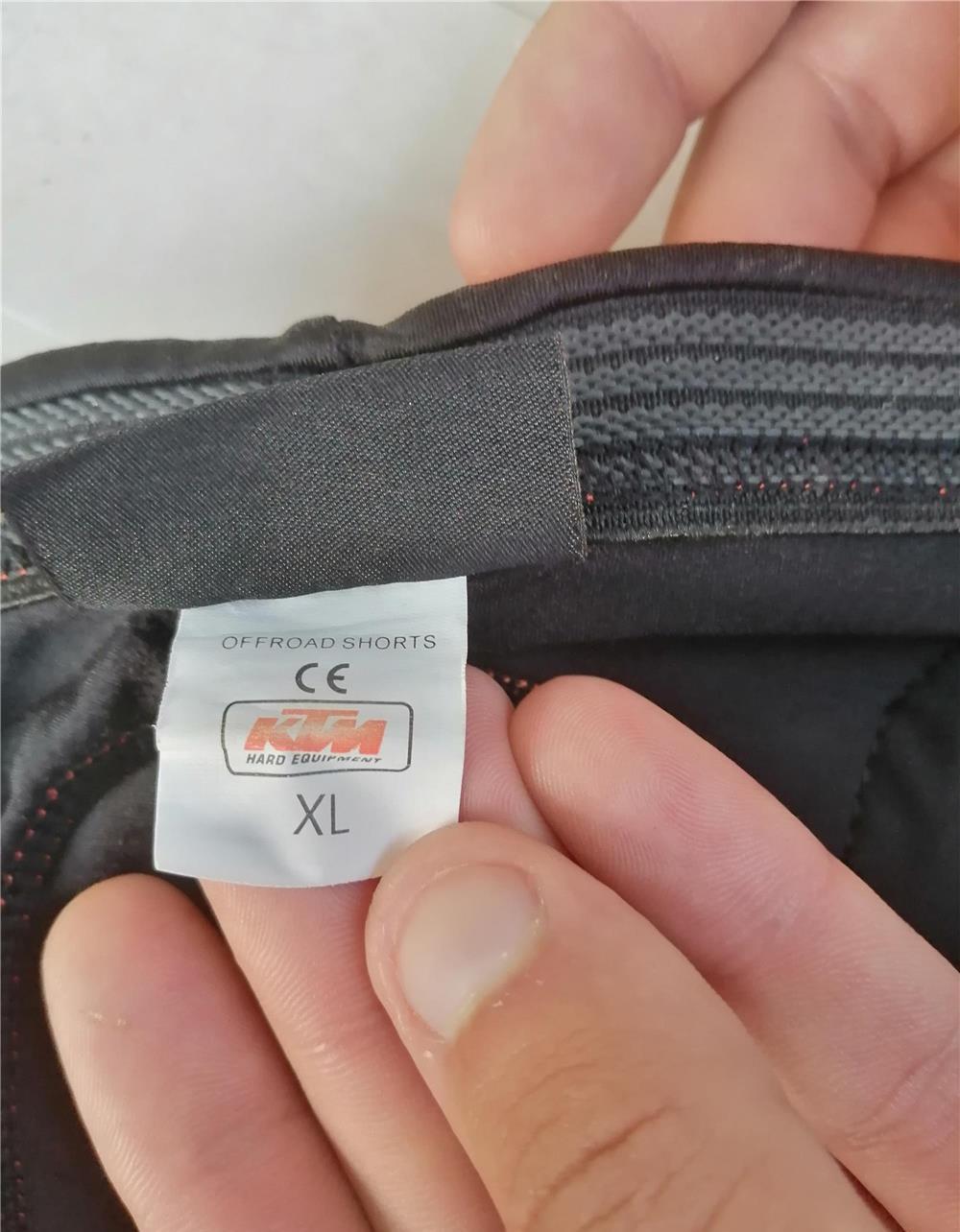Pantaloni ciclism