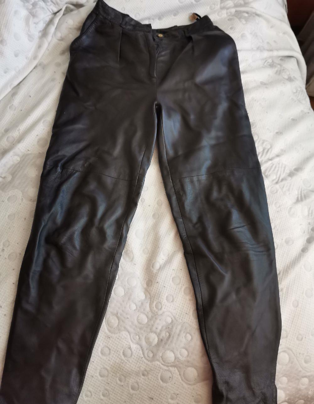 Pantaloni dama din piele.