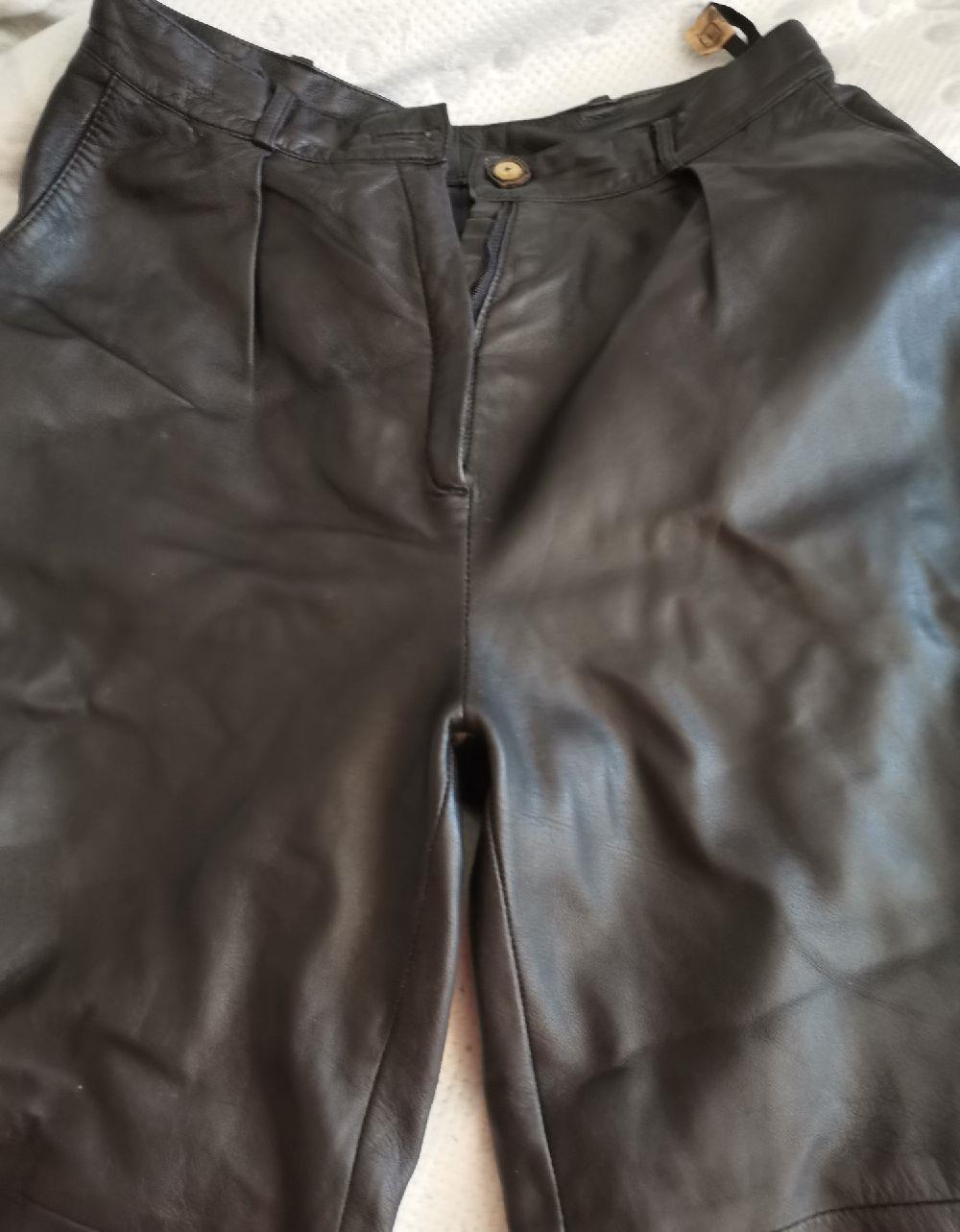 Pantaloni dama din piele.