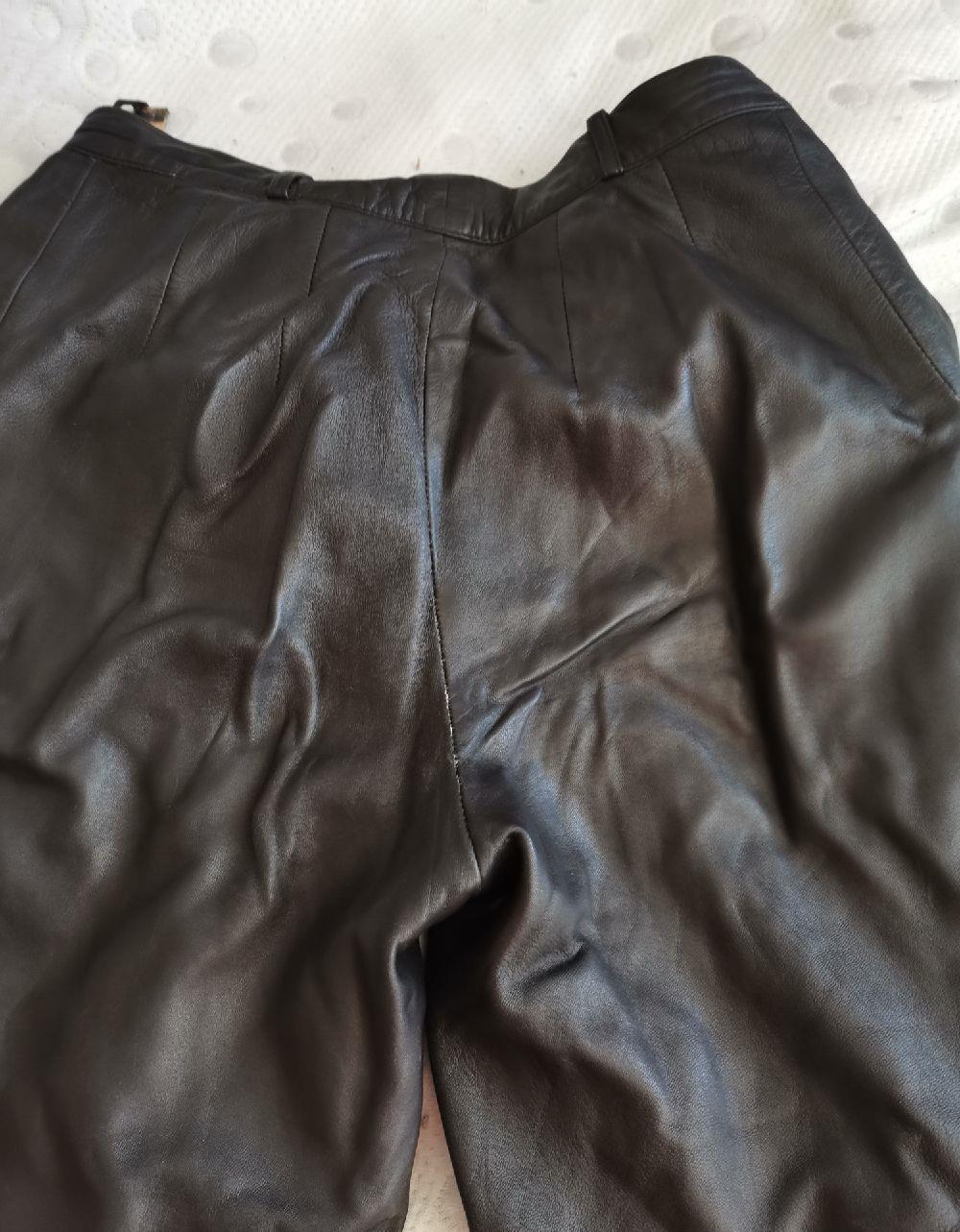 Pantaloni dama din piele.