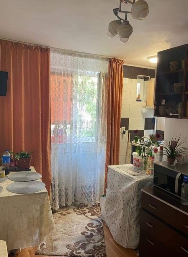 particular vând ap3 camere zona rahova