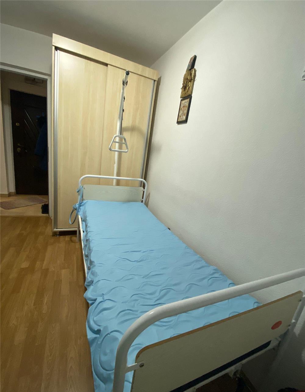 Pat de spital mecanic cu doua sectiuni ajustabile, saltea si suport ridicare