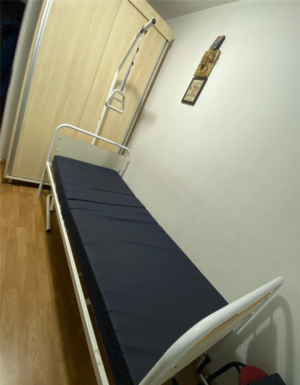 Pat de spital mecanic cu doua sectiuni ajustabile, saltea si suport ridicare