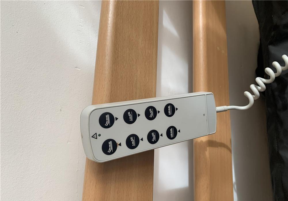 Pat spital electric cu saltea antiescara si scaun cu roti tip comoda