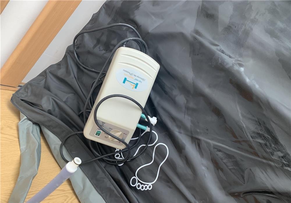 Pat spital electric cu saltea antiescara si scaun cu roti tip comoda