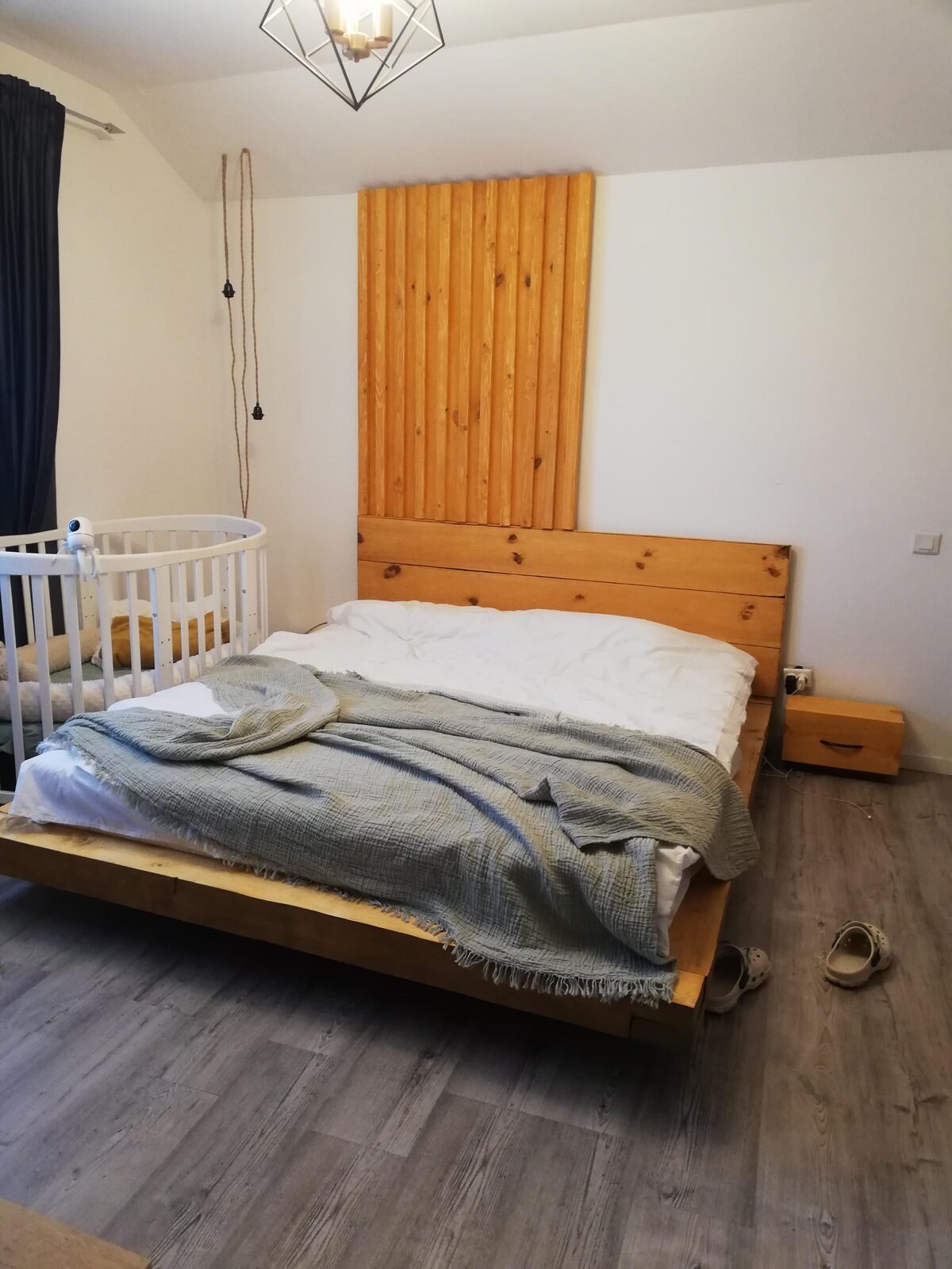 Paturi din lemn masiv bine prelucrate pentru confortul dumneavoastră