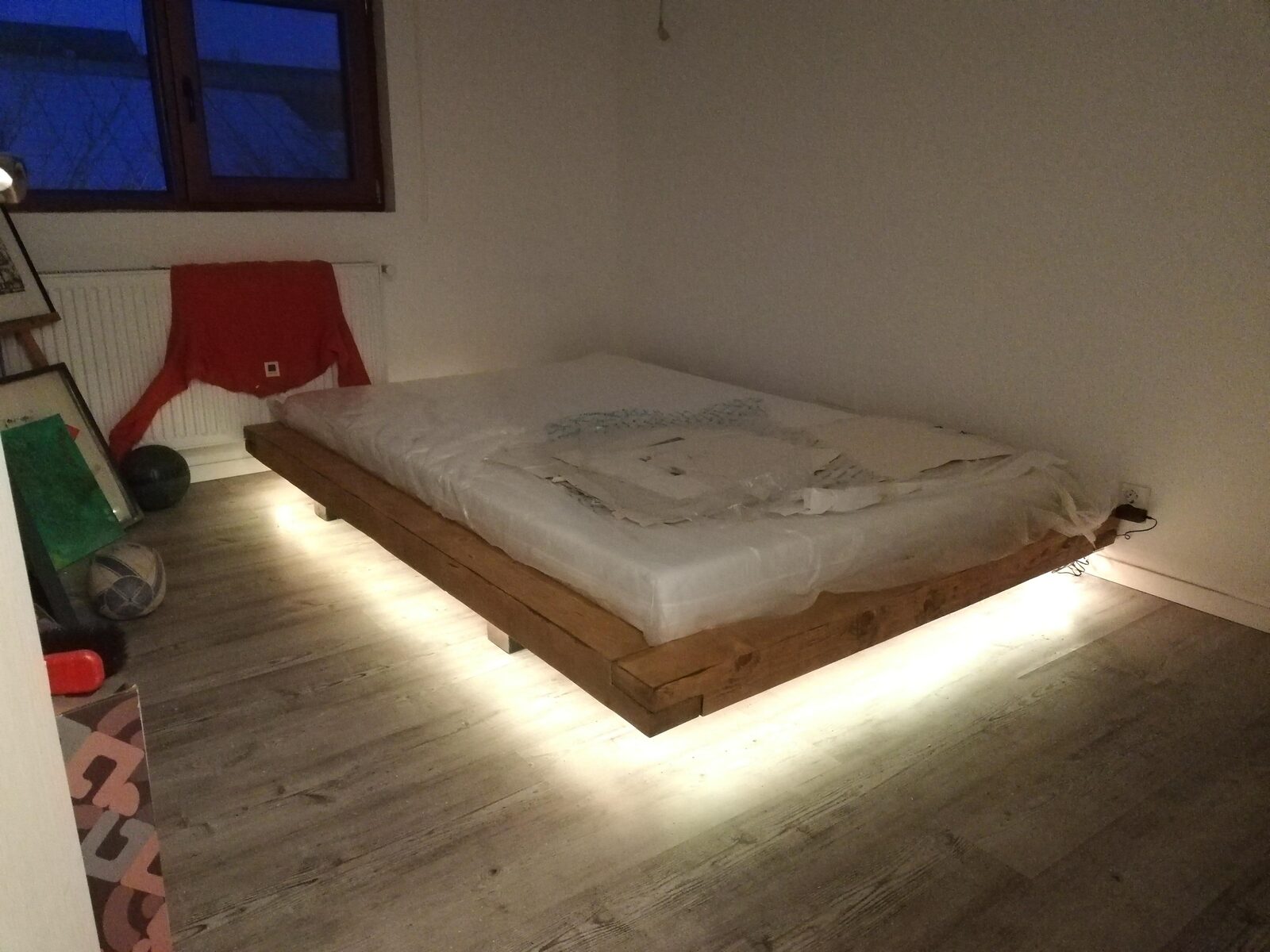 Paturi din lemn masiv bine prelucrate pentru confortul dumneavoastră