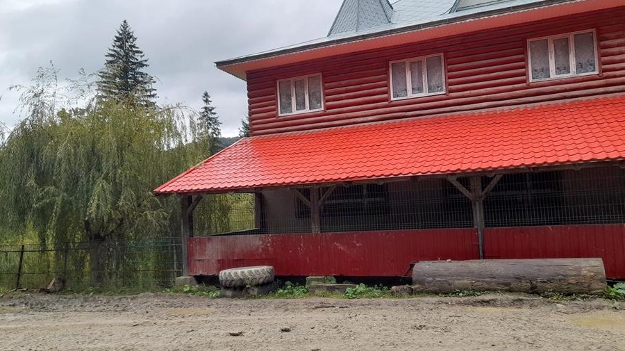 ,Pensiune in Nereju padure 200mp  demisol + parter si mansarda total 600 mp +anexa 2 camer75000E