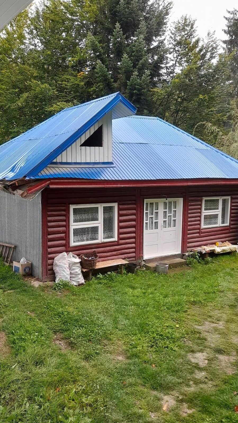 ,Pensiune in Nereju padure 200mp  demisol + parter si mansarda total 600 mp +anexa 2 camer75000E