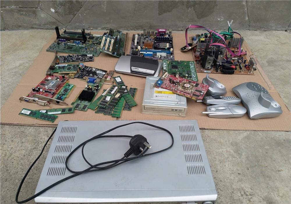 Pentru reciclare vand componente laptop-pc+electrice