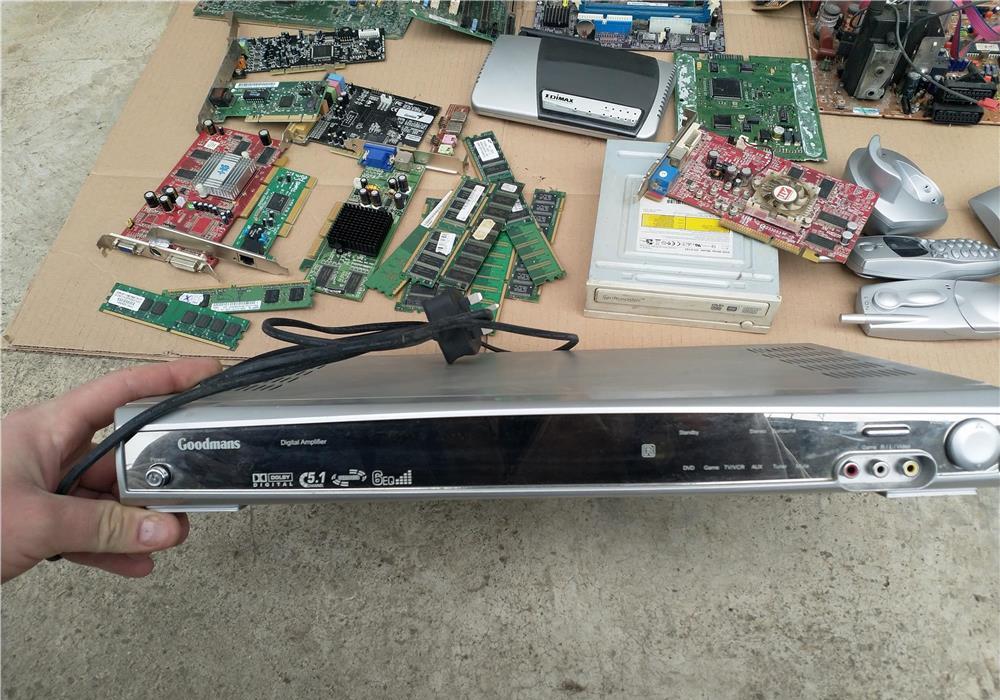 Pentru reciclare vand componente laptop-pc+electrice