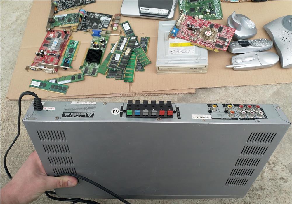 Pentru reciclare vand componente laptop-pc+electrice