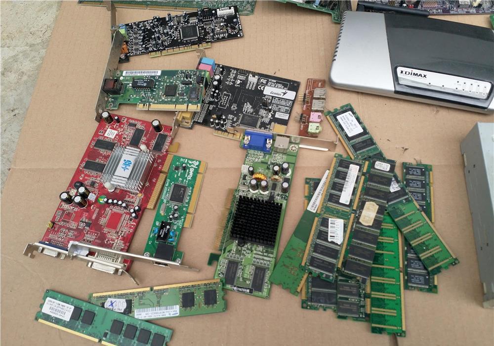 Pentru reciclare vand componente laptop-pc+electrice