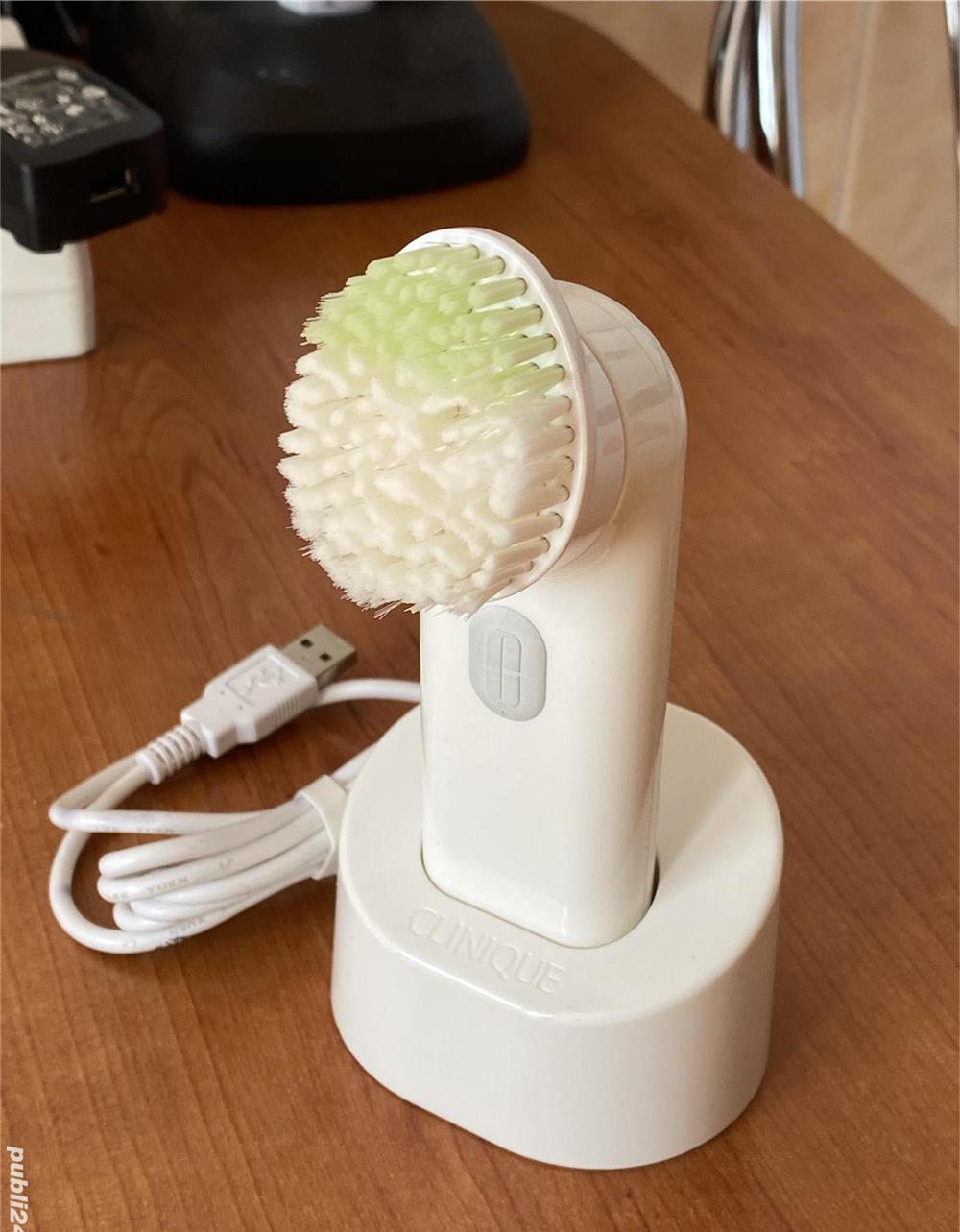 Perie CLINIQUE Sonic System pentru curatatrea tenului