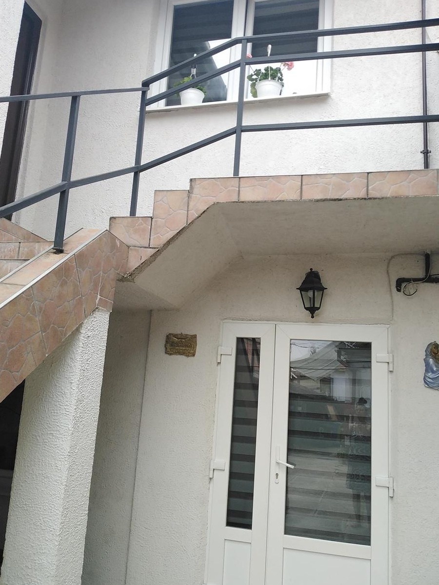 Persoana fizica închiriez casa 3 camere Piața Cluj