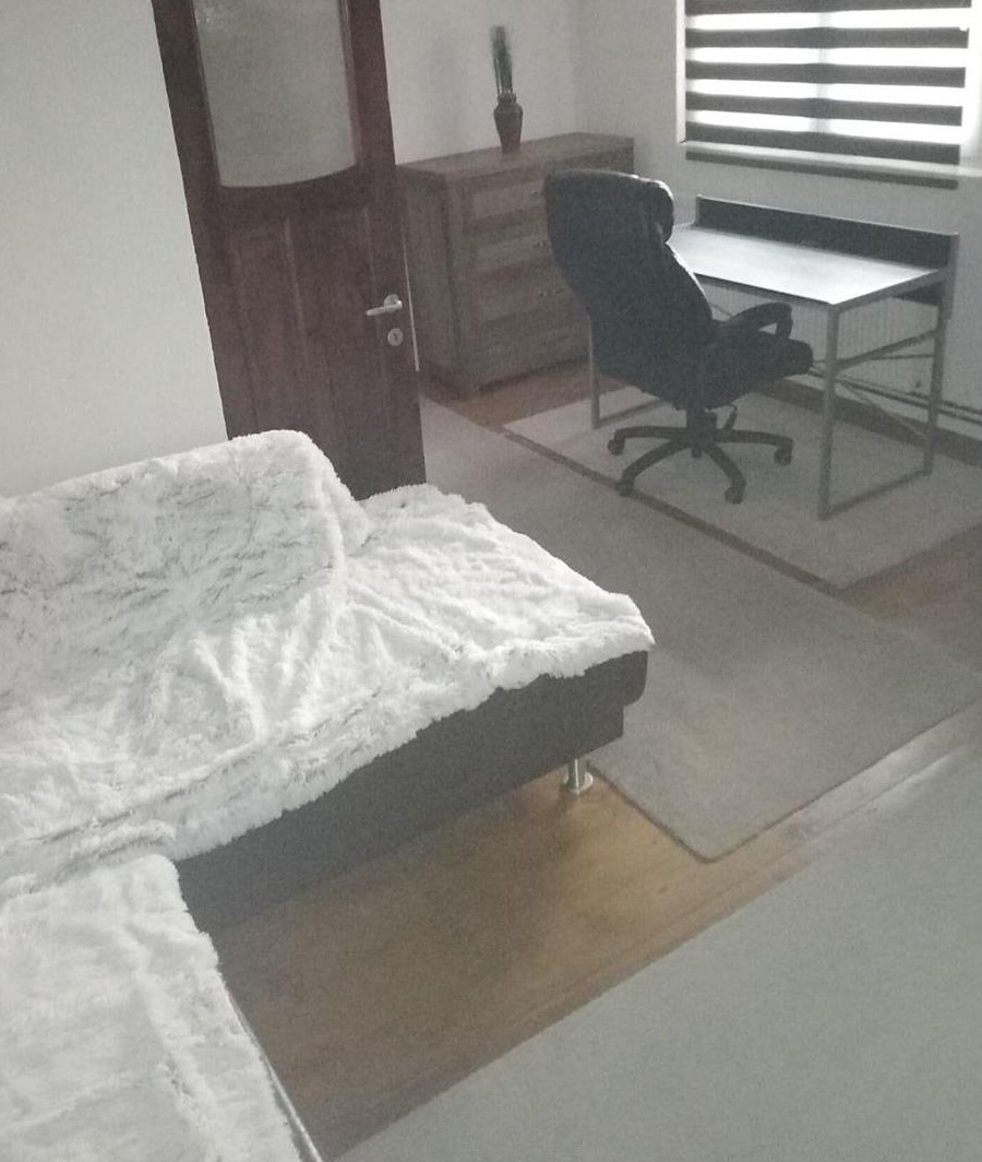 Persoana fizica închiriez casa 3 camere Piața Cluj