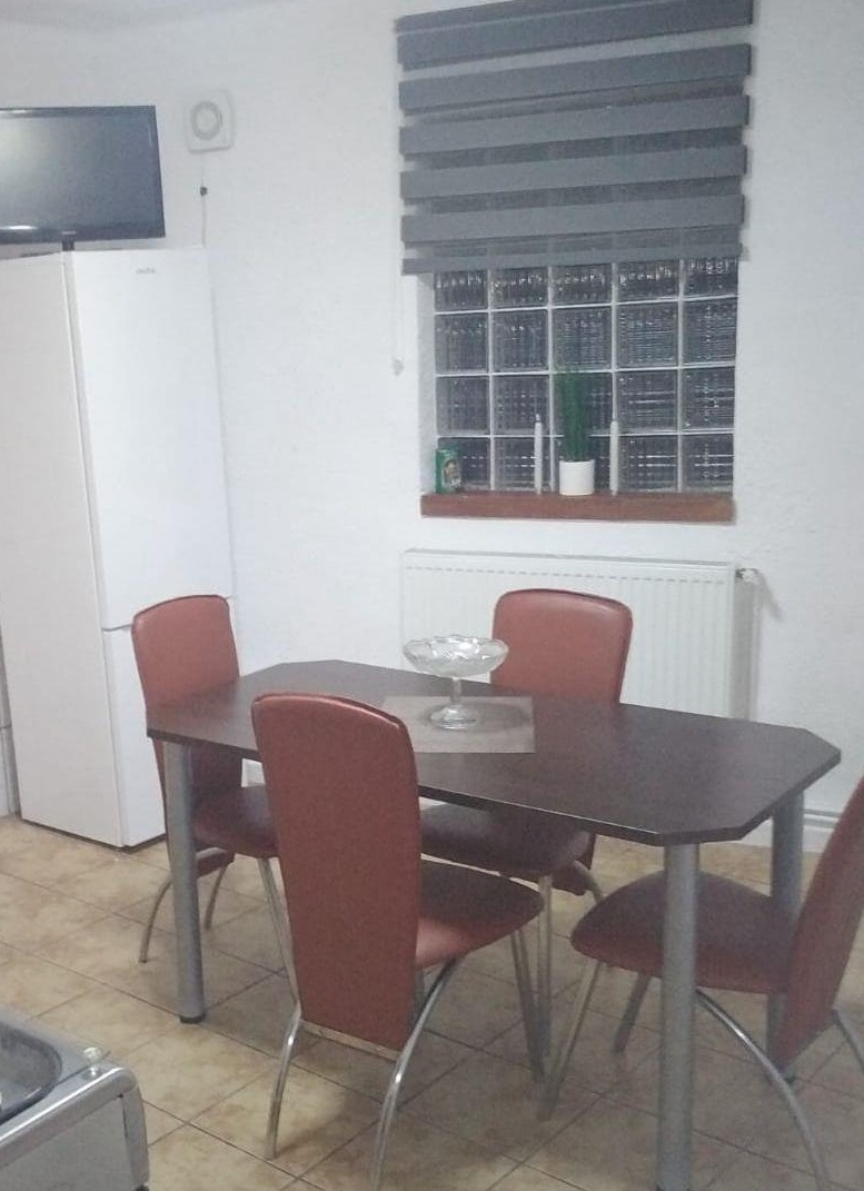 Persoana fizica închiriez casa 3 camere Piața Cluj