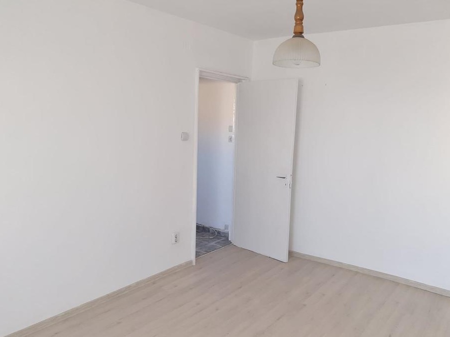 Persoana fizica,vând apartament cu 1 camera,parter, zona Sagului