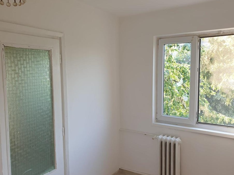 Persoana fizica,vând apartament cu 2 camere ,etajul 3,zona Sagului