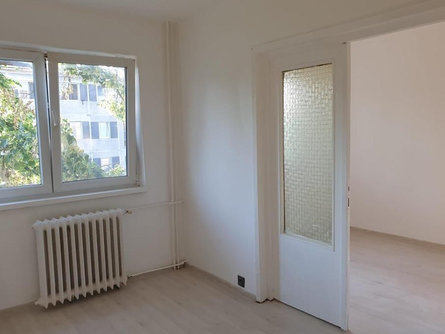 Persoana fizica,vând apartament cu 2 camere ,etajul 3,zona Sagului