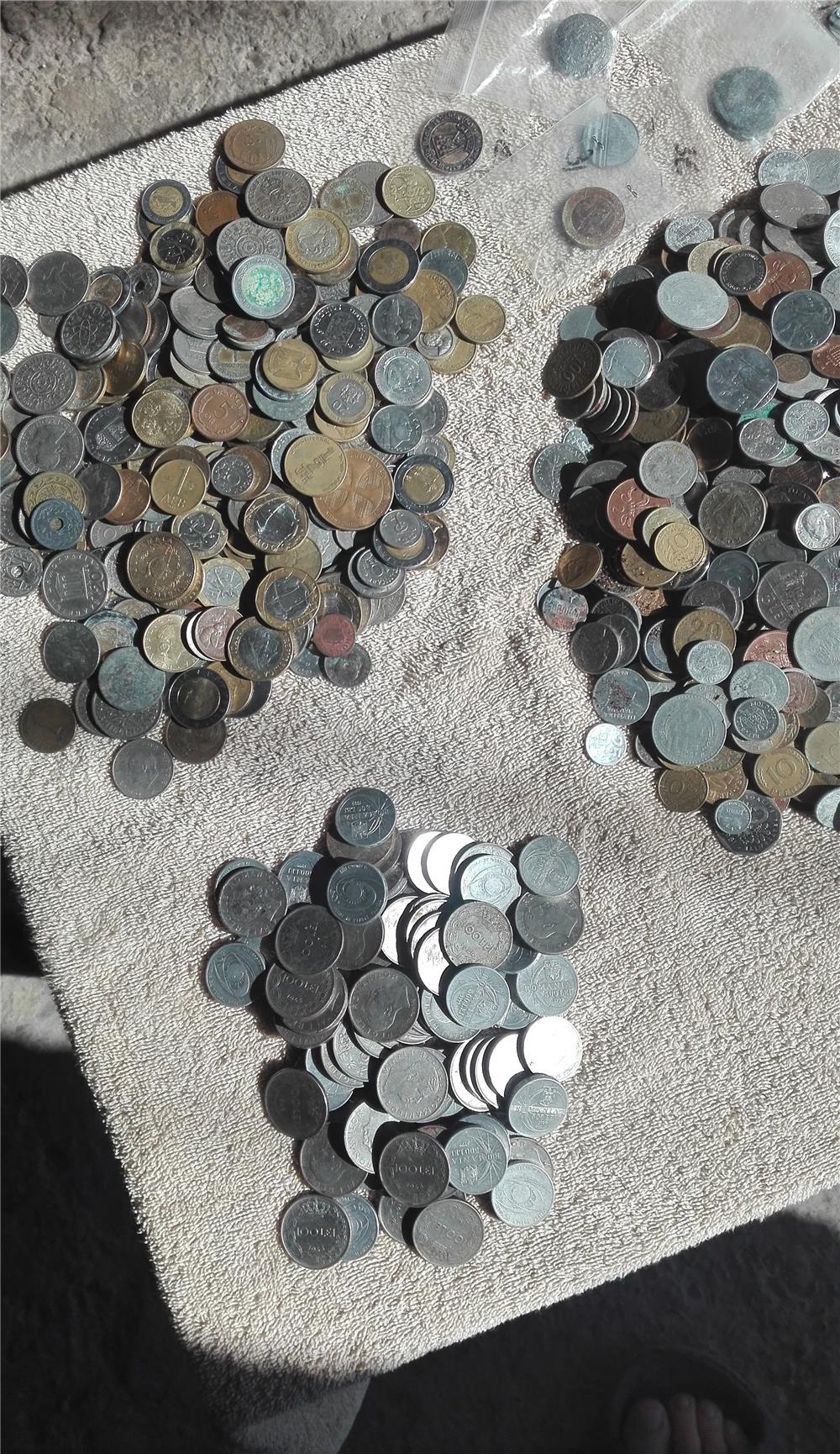 Peste 350 de monede vechi