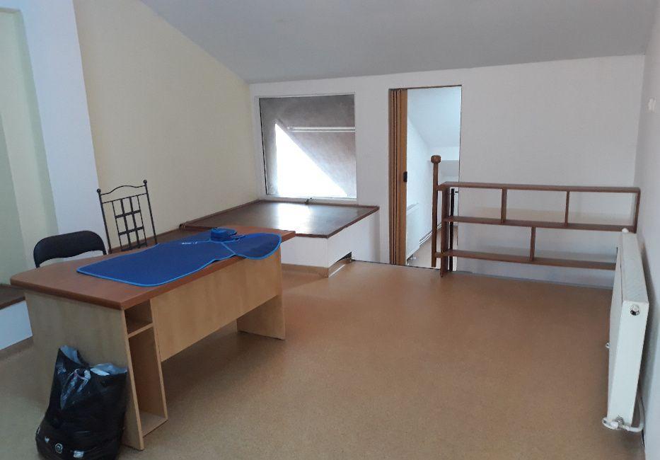 P.F. inchiriez spatiu 2 camere mansarda zona P-ta M. Viteazul