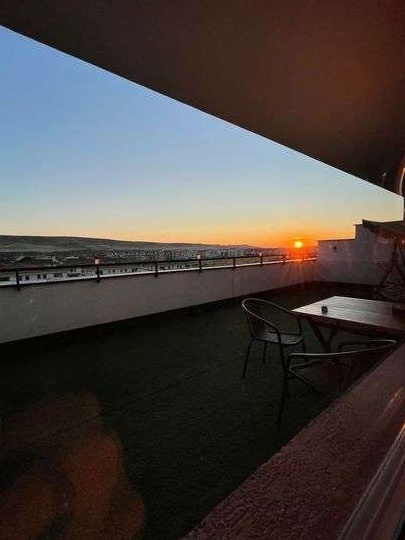 PF vand apartament cu 3 camere si terasa