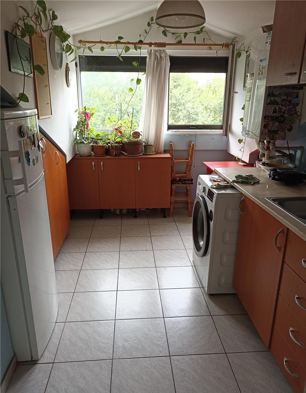 Piata Muncii, bdul Basarabia cu Mihai Bravu, 3 camere decomandate