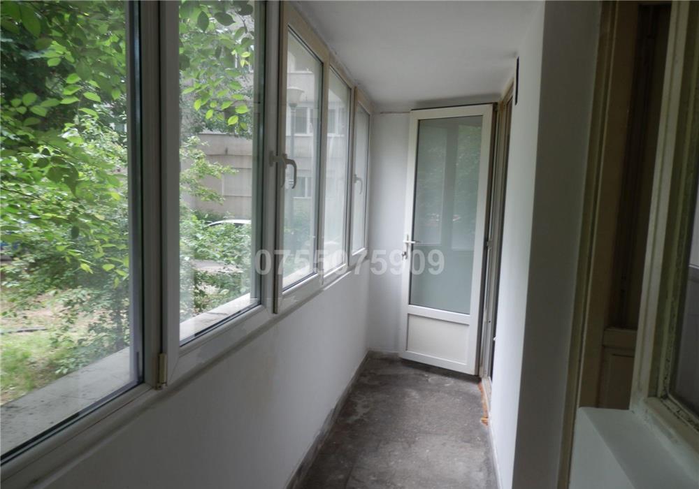 Piata Muncii metrou,Basarabia,DECOMANDAT,parter inalt cu BALCON,GEAM LA BAIE