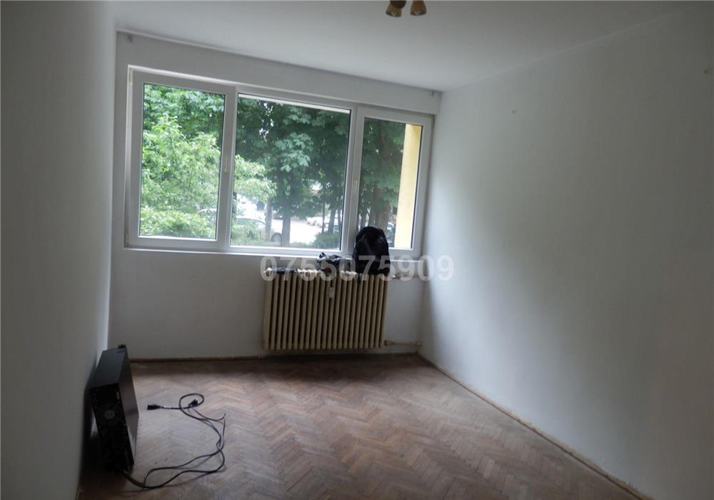Piata Muncii metrou,Basarabia,DECOMANDAT,parter inalt cu BALCON,GEAM LA BAIE
