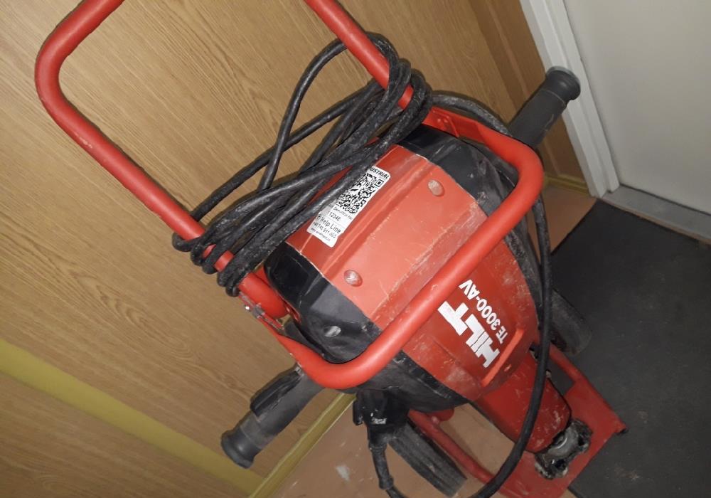 Pickhammer Hilti TE 3000.Inchiriaza duminica pentru o zi si primesti a doua zi gratis!