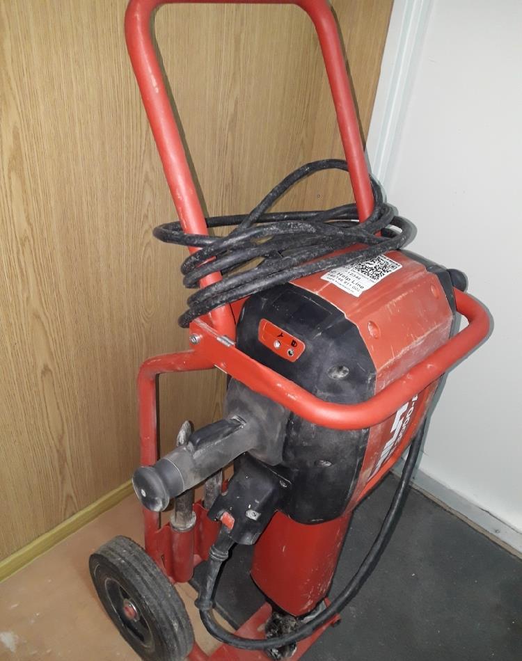 Pickhammer Hilti TE 3000.Inchiriaza duminica pentru o zi si primesti a doua zi gratis!
