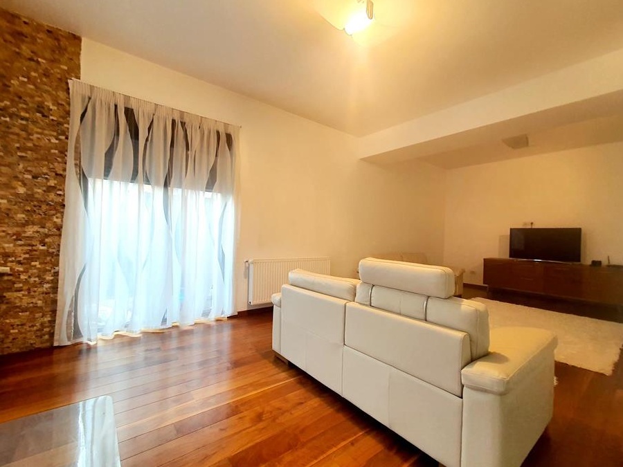 Pipera - Iancu Nicolae - Vila moderna, langa padure, piscina, P+1+M, curte 650 mp