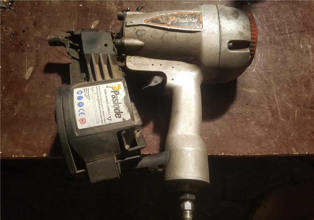 Pistol pneumatic profesional de impuscat cuie de 7 cm