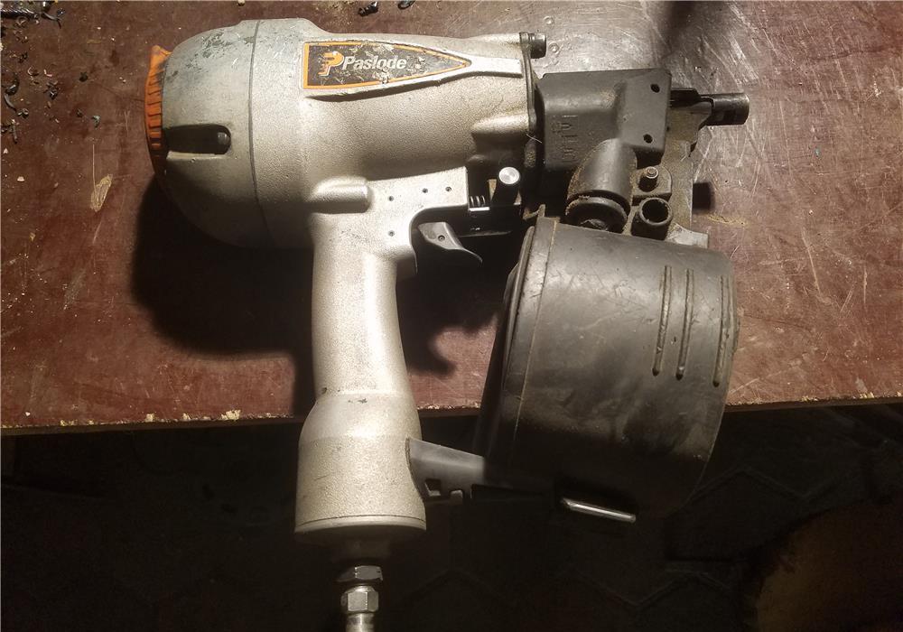 Pistol pneumatic profesional de impuscat cuie de 7 cm