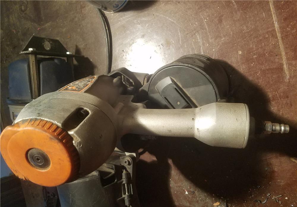 Pistol pneumatic profesional de impuscat cuie de 7 cm