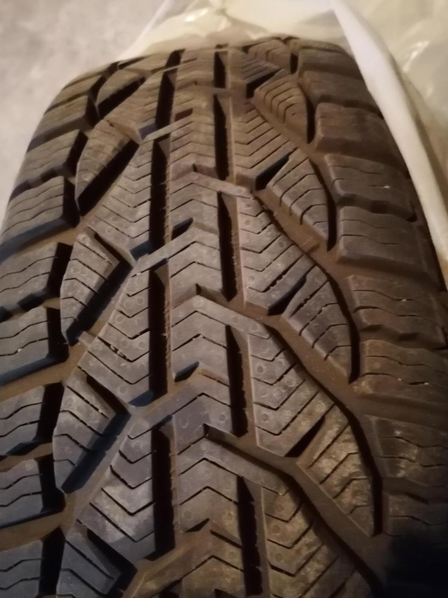 PNEURI IARNA NOI 215/60/R16