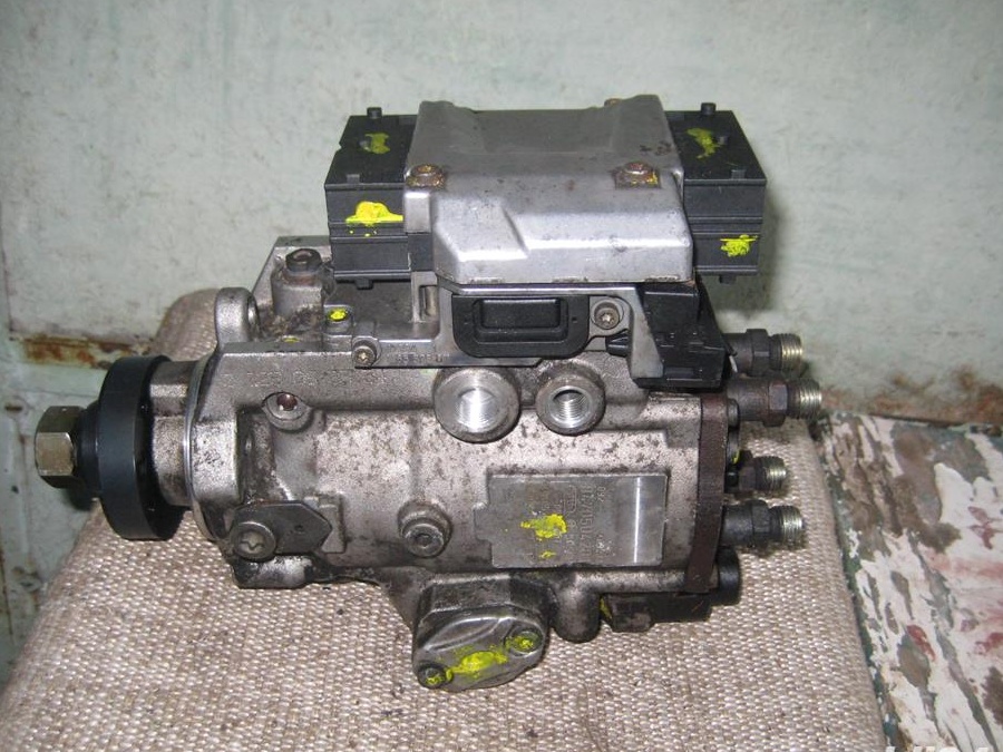 POMPA INJECTIE ptr SAAB 93 anul  2001- motor 2,2  -cu 2 mufe electrice de conectare