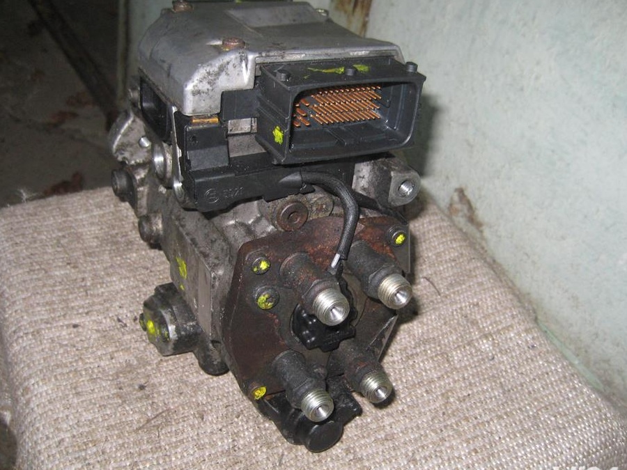 POMPA INJECTIE ptr SAAB 93 anul  2001- motor 2,2  -cu 2 mufe electrice de conectare