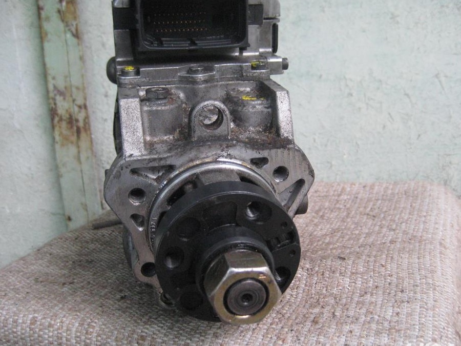 POMPA INJECTIE ptr SAAB 93 anul  2001- motor 2,2  -cu 2 mufe electrice de conectare