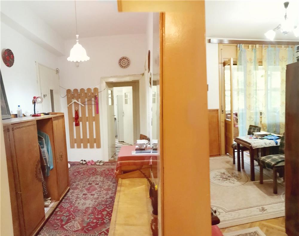 Posta mare, apartament cu 4 camere+1 birou, etaj 1,+boxa și garaj