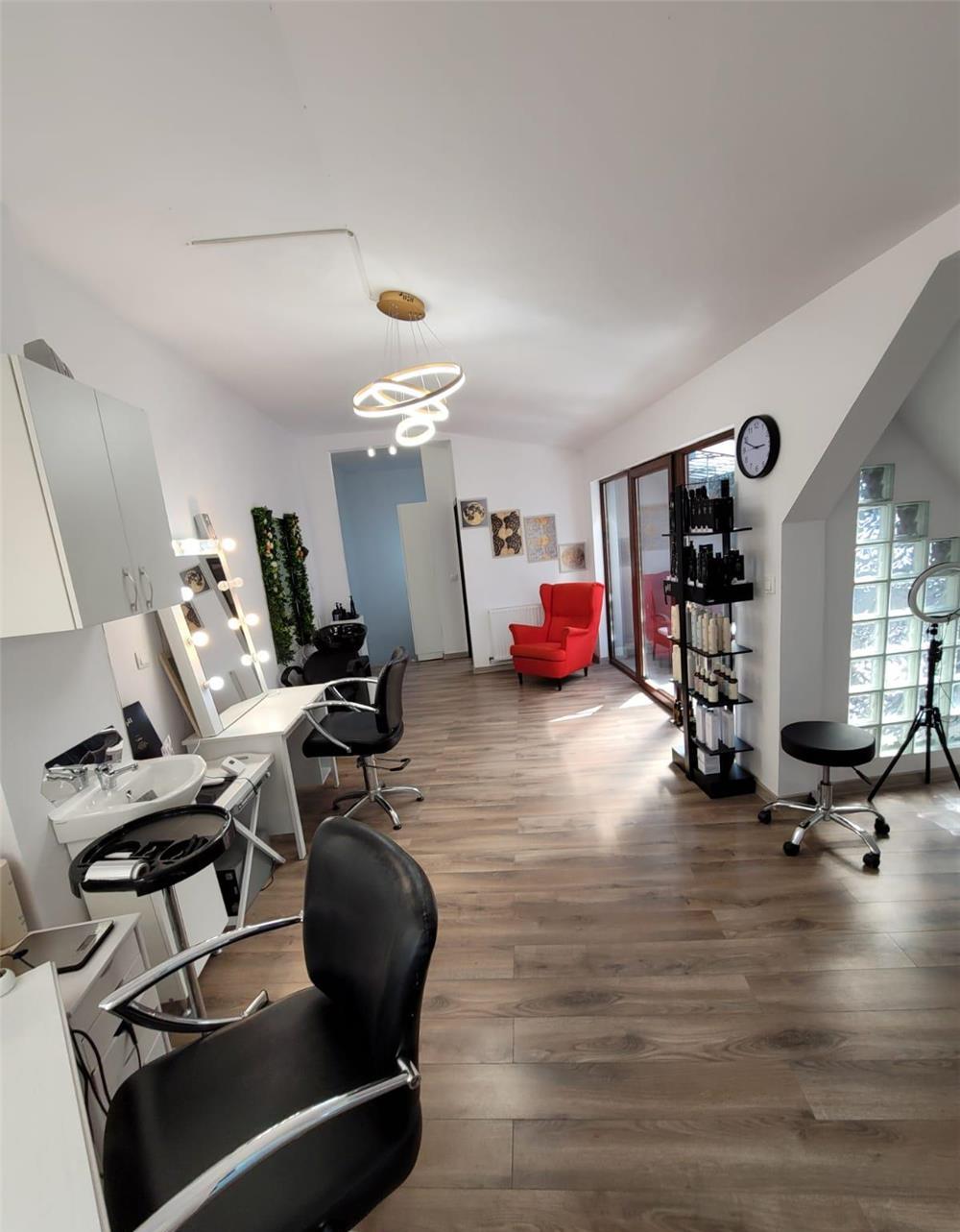 Posturi de inchiriat in salon de infrumusetare