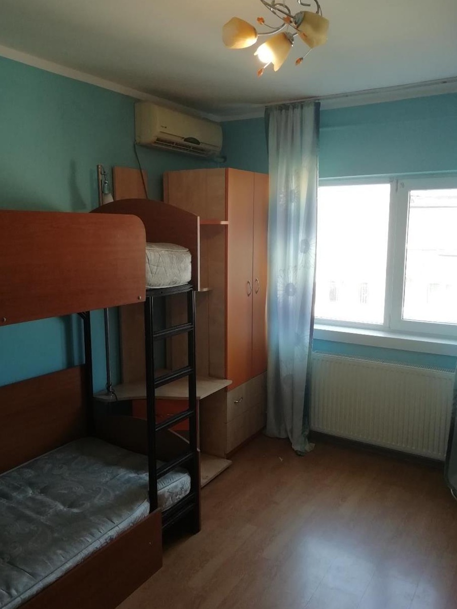 Proprietar dau spre inchiriere apartament 3 camere decomandat,in zona soarelui