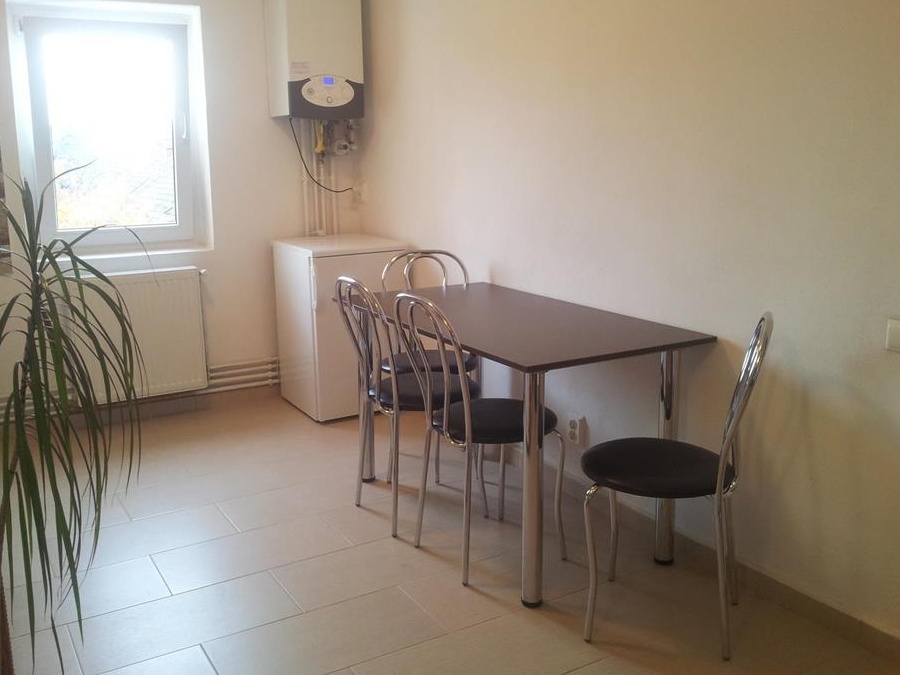 Proprietar, inchiriez ap cu 2 camere, decomandat, centrala