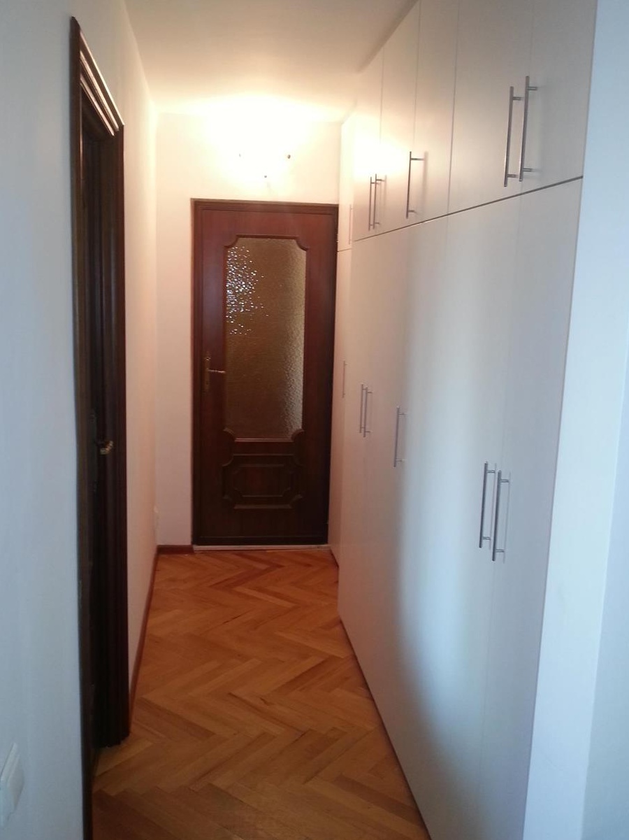 Proprietar, inchiriez ap cu 2 camere, decomandat, centrala